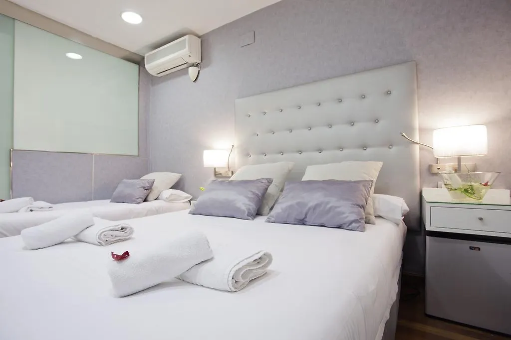 Barcelona Rooms Triple With Private Bathroom In Gothic