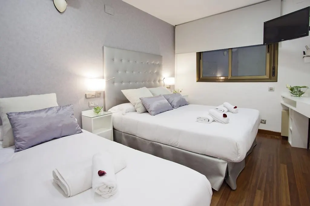 Barcelona Rooms Triple With Private Bathroom In Gothic