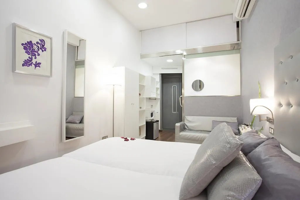 Barcelona Rooms Triple With Private Bathroom In Gothic Guest house
