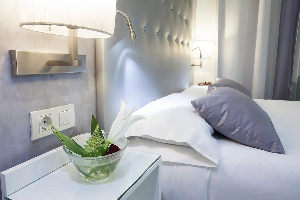 Barcelona Rooms Triple With Private Bathroom In Gothic Spain