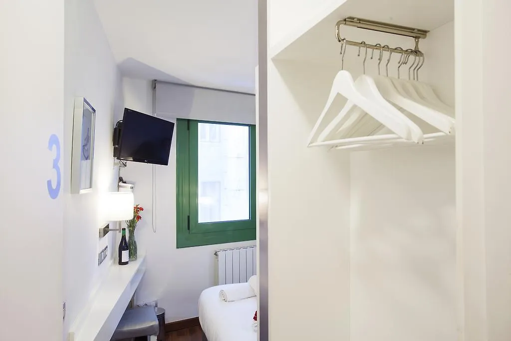 Barcelona Rooms Triple With Private Bathroom In Gothic Guest house