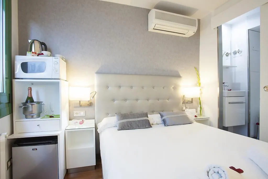 Barcelona Rooms Triple With Private Bathroom In Gothic Spain
