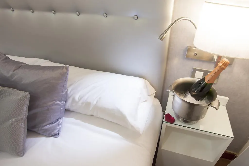 Barcelona Rooms Triple With Private Bathroom In Gothic Guest house