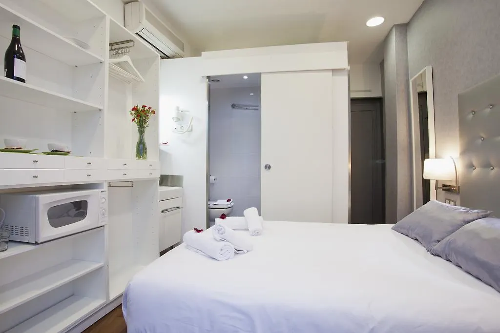 Barcelona Rooms Triple With Private Bathroom In Gothic Guest house