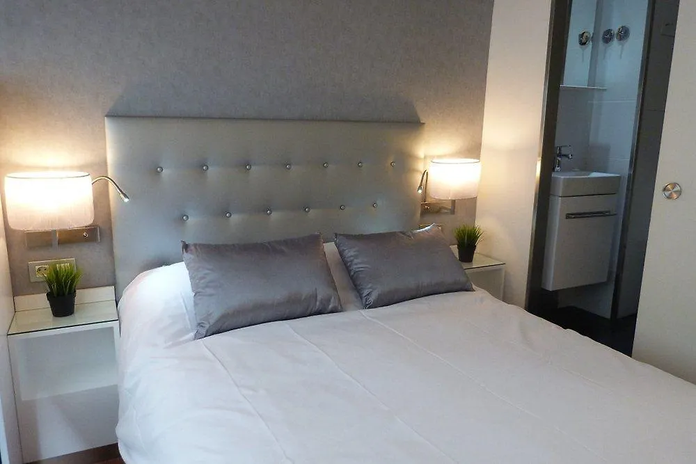 Barcelona Rooms Triple With Private Bathroom In Gothic Guest house
